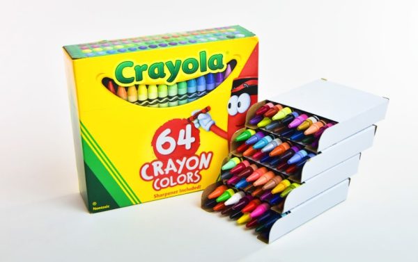 Crayones Crayola de 64 colores+ tajador, c/cartón