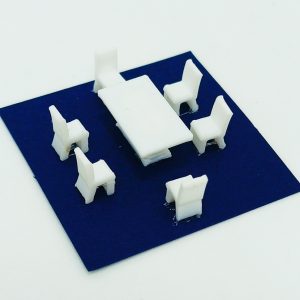 Juego de Comedor escala 1:100 CM plástico 7 piezas.