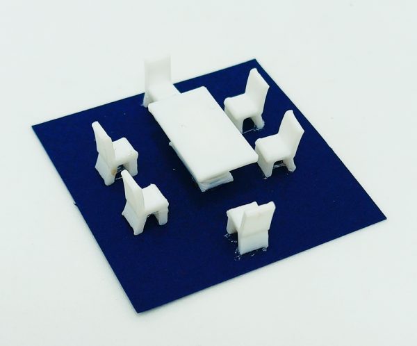 Juego de Comedor escala 1:100 CM plástico 7 piezas.