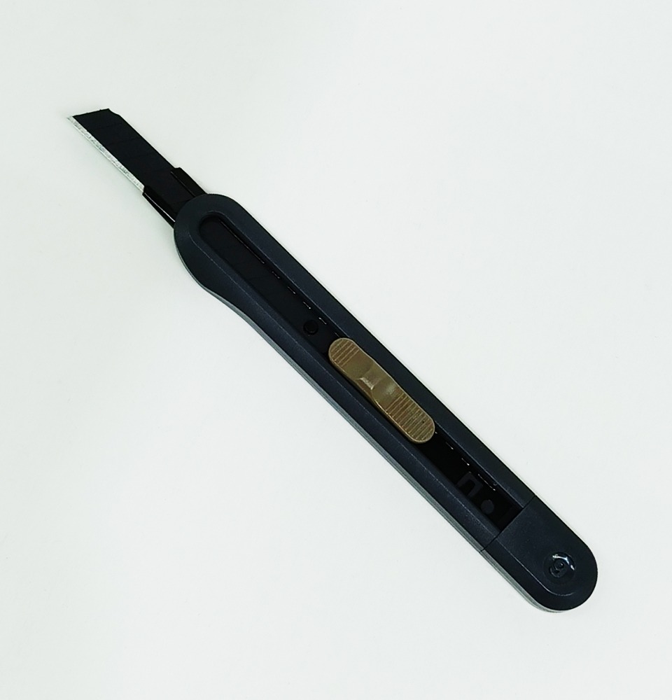 Estilete 9 mm DELI N 6 mango de plástico