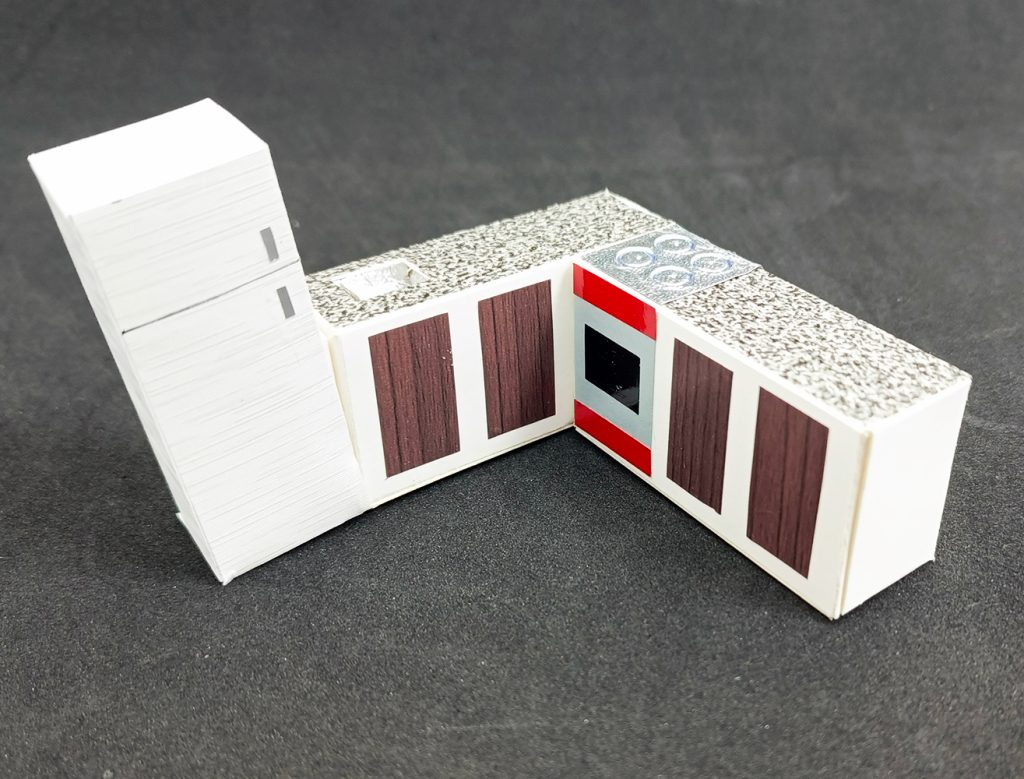 Juego de Cocina escala 1:25 con refrigerador de cartón/cartulina