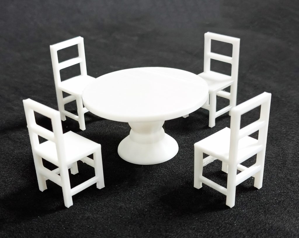 Juego de Comedor plástico de 5 piezas escala 1:25